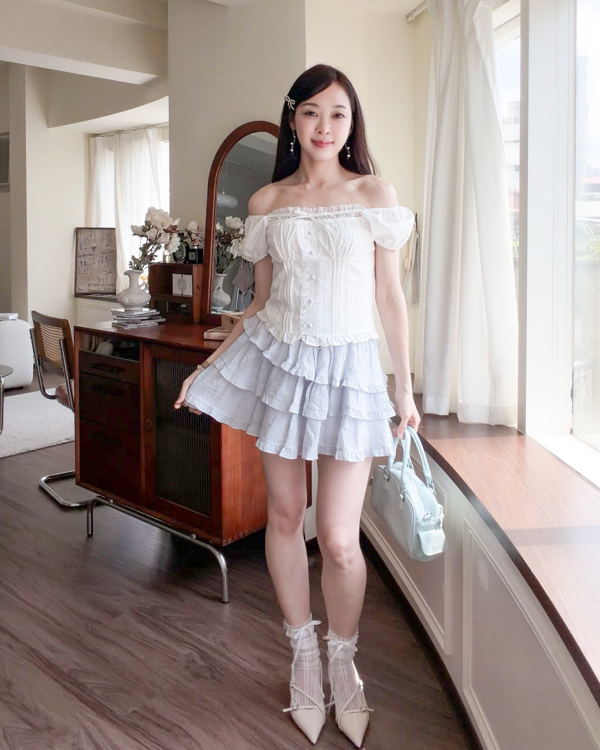 LINA LINA輕甜愛戀蕾絲荷葉透肌壓褶排釦上衣-純潔白