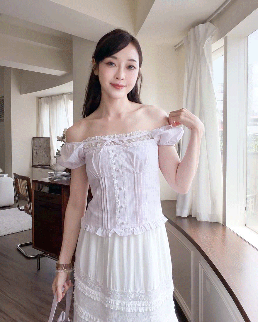 LINA LINA輕甜愛戀蕾絲荷葉透肌壓褶排釦上衣-柔粉紫