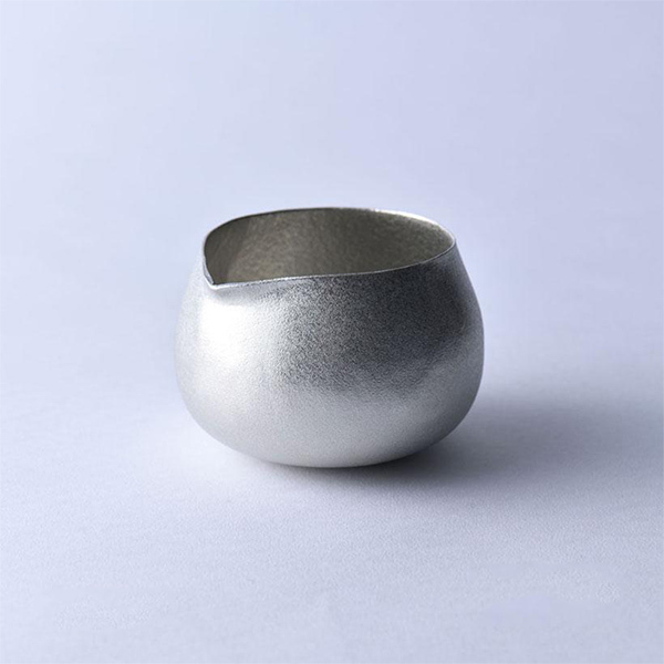 喝日本清酒的錫製片口壺與小酒杯