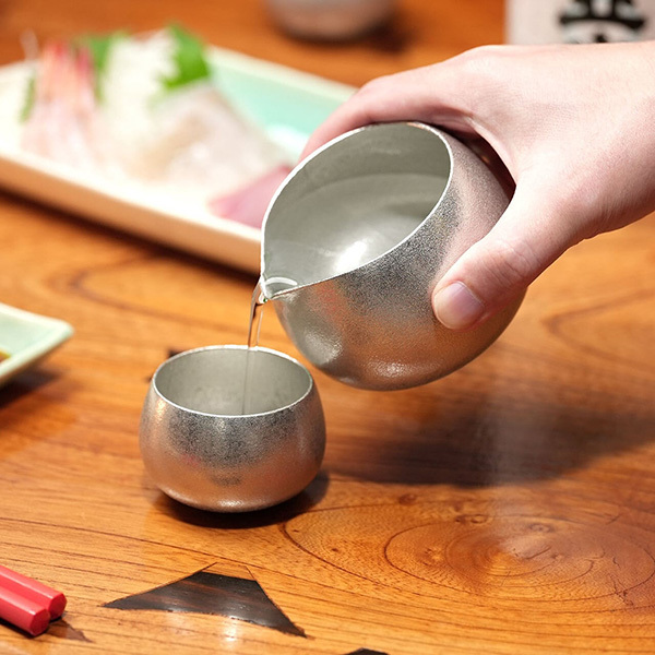 喝日本清酒的錫製片口壺與小酒杯