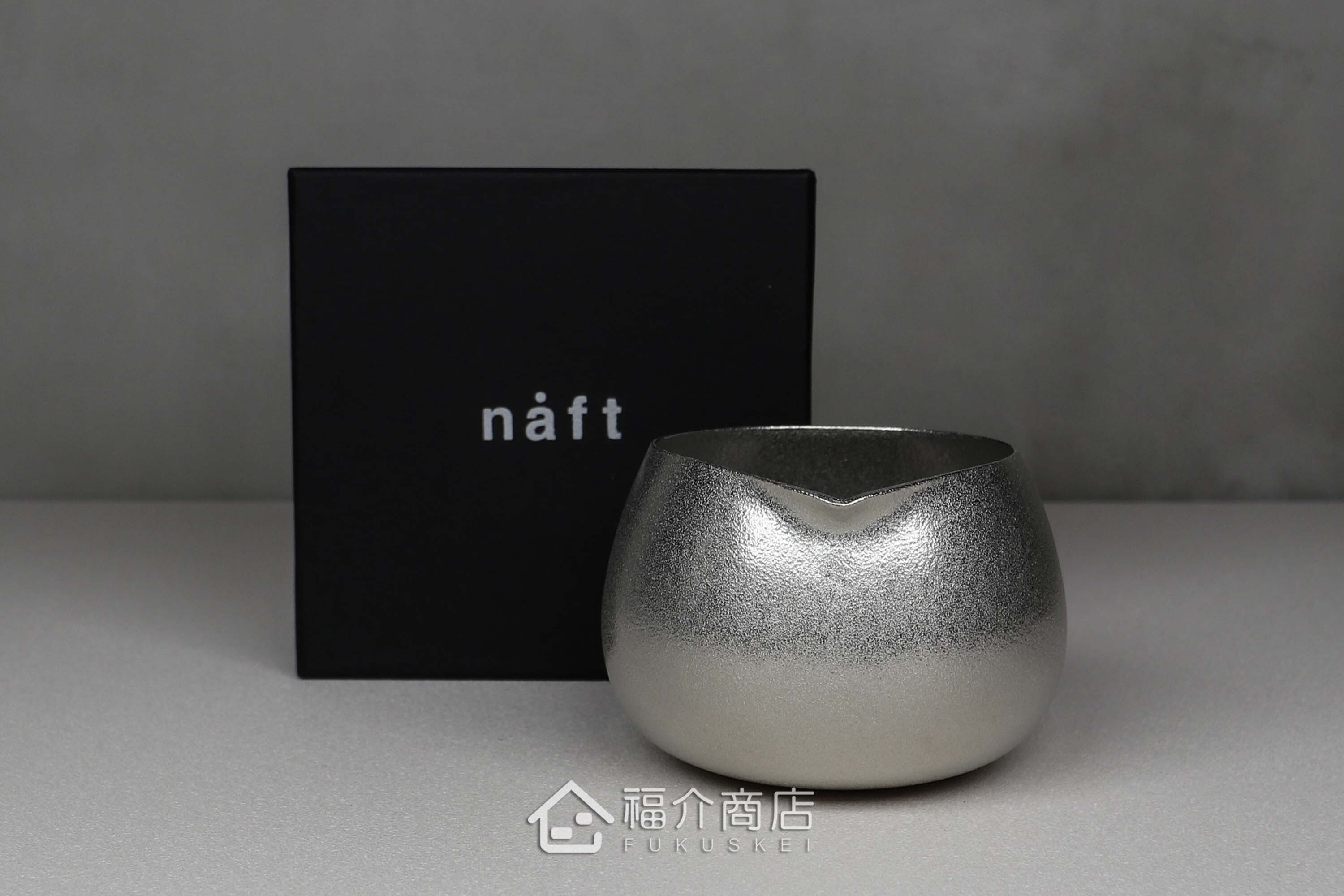喝日本清酒的錫製片口壺與小酒杯