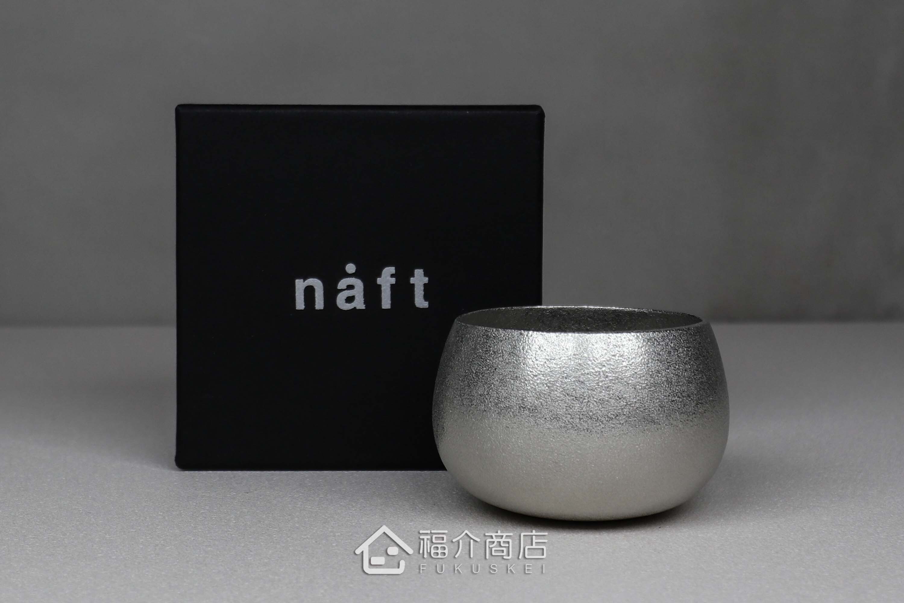 喝日本清酒的錫製片口壺與小酒杯