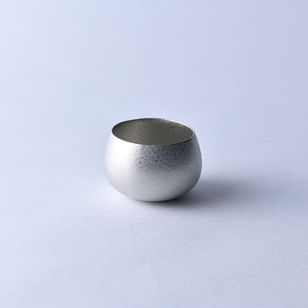 喝日本清酒的錫製片口壺與小酒杯