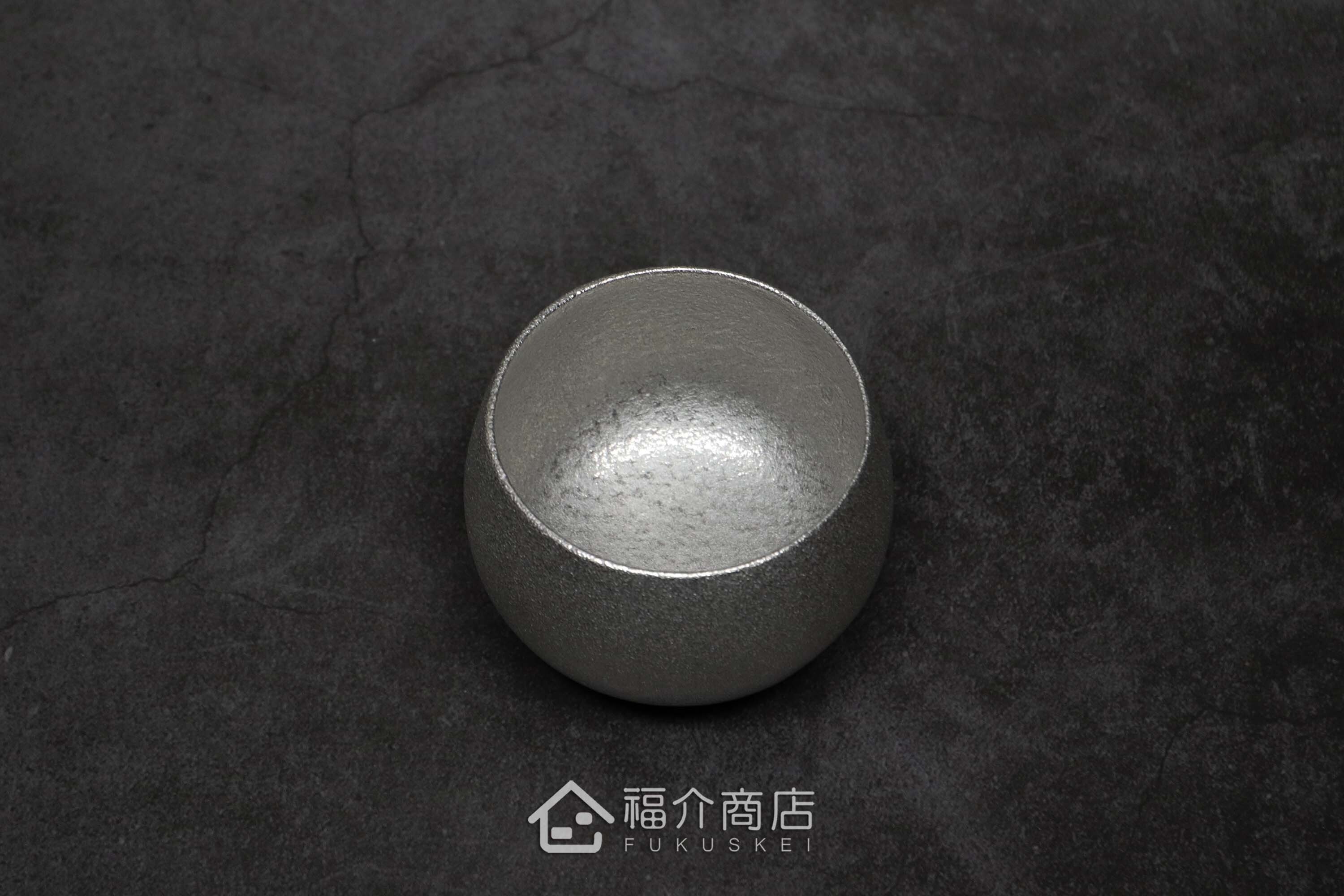 喝日本清酒的錫製片口壺與小酒杯
