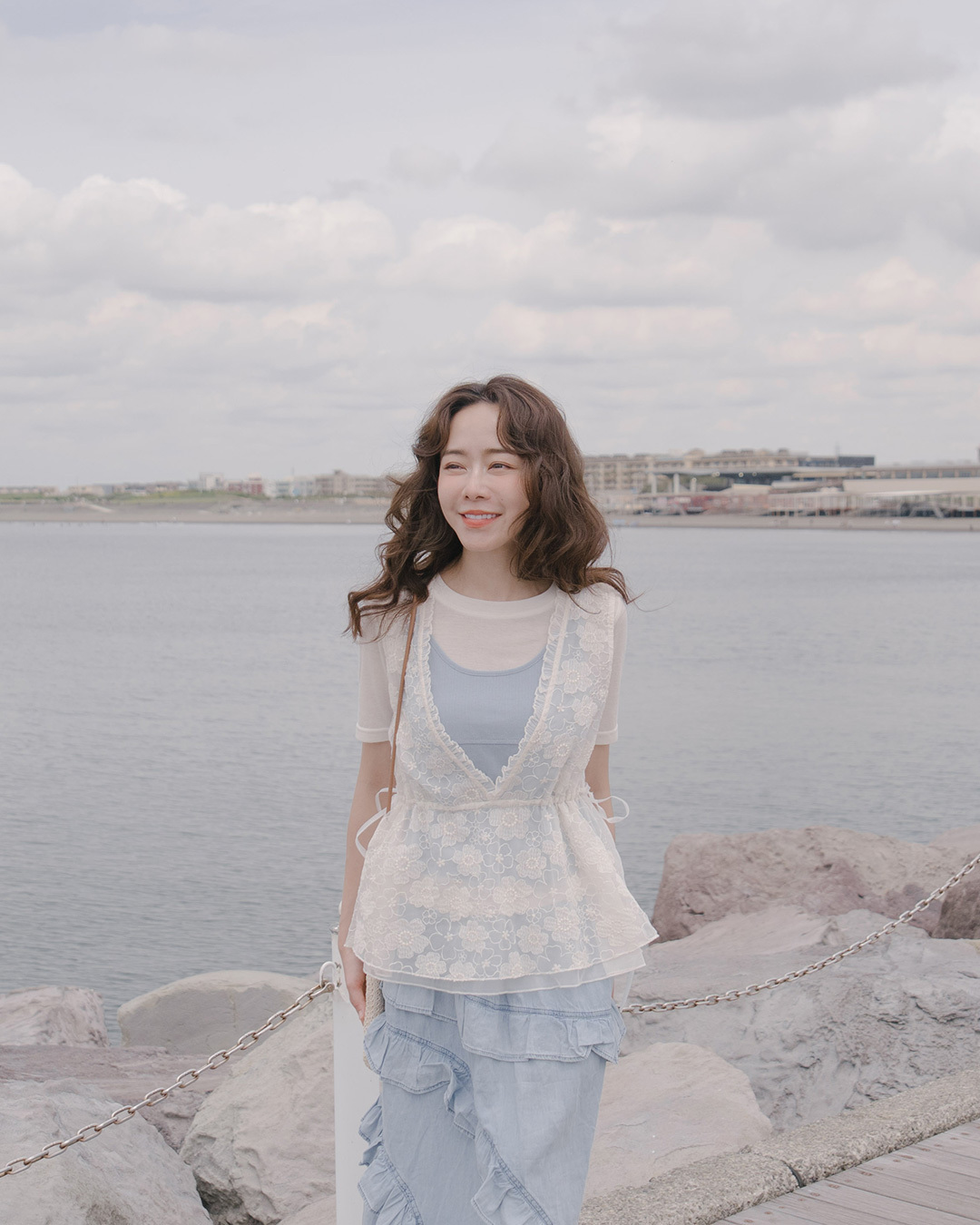 Floral embroidery V-neck sheer tie-up vest/cover-up, available in two colors.【01099680】in stock+pre-order