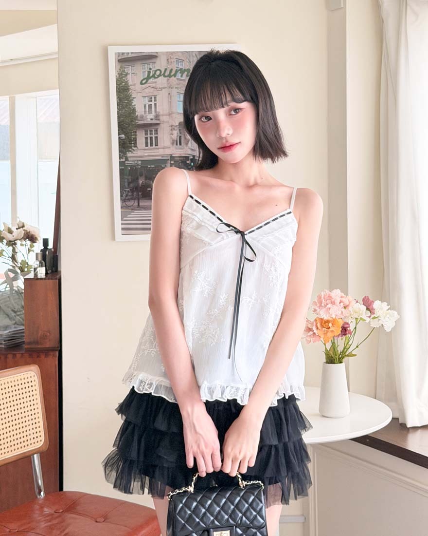 LINA LINA法式柔情刺繡荷葉滾邊穿繩綁結上衣-黑x白