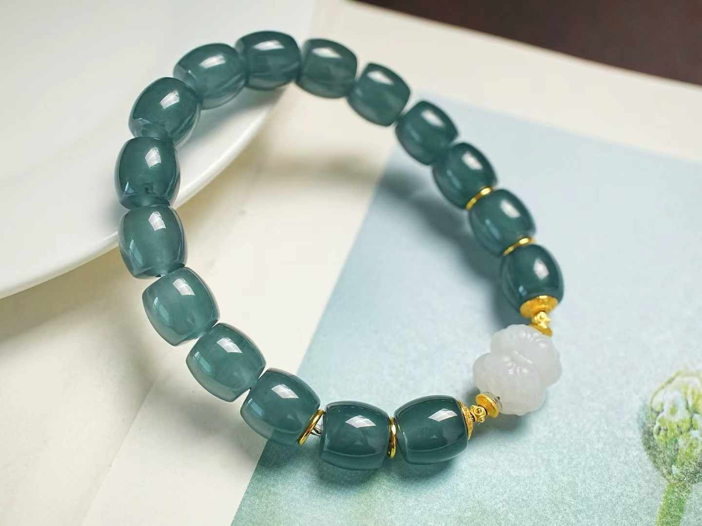 615824 翡翠冰藍水桶珠手串