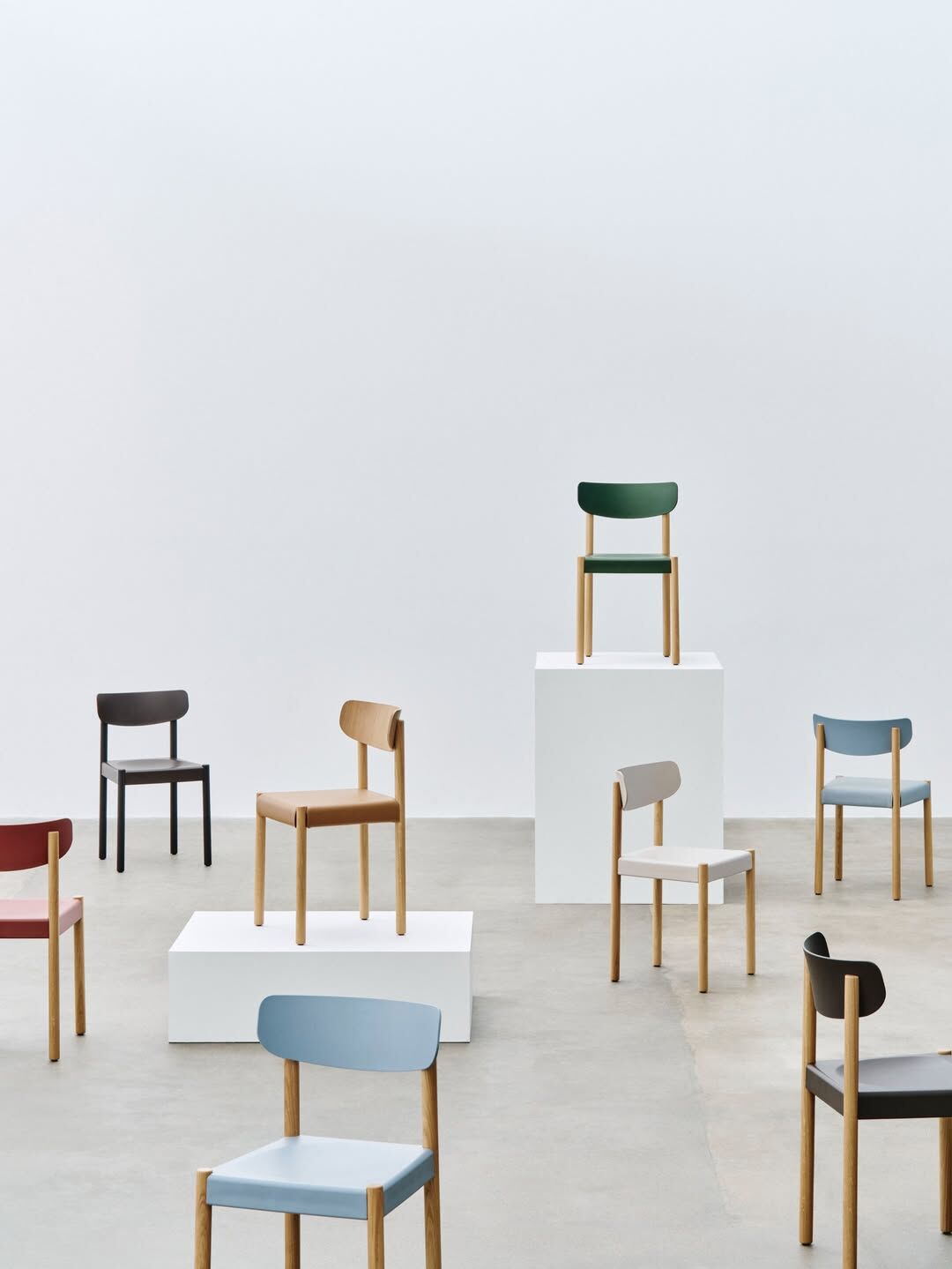 HAY Pack Chair by Jasper Morrison,再生聚丙烯與木質纖維製椅身搭配橡皮木椅腳,現代化詮釋小酒館椅