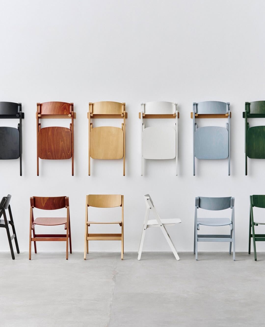 HAY Backflip Chair 折疊椅 by Gudmundur Ludvik,創新隱藏式折疊機構設計,完全展開與收合狀態展示