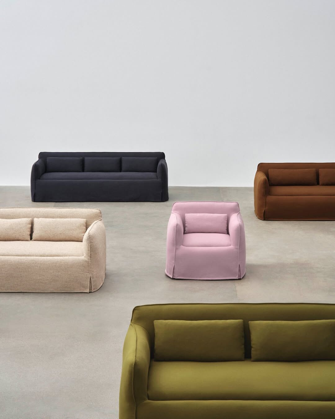 HAY Mimi Sofa by Philippe Malouin,低調內斂剪裁、可拆卸布套、微揚邊緣設計的日常沙發全景