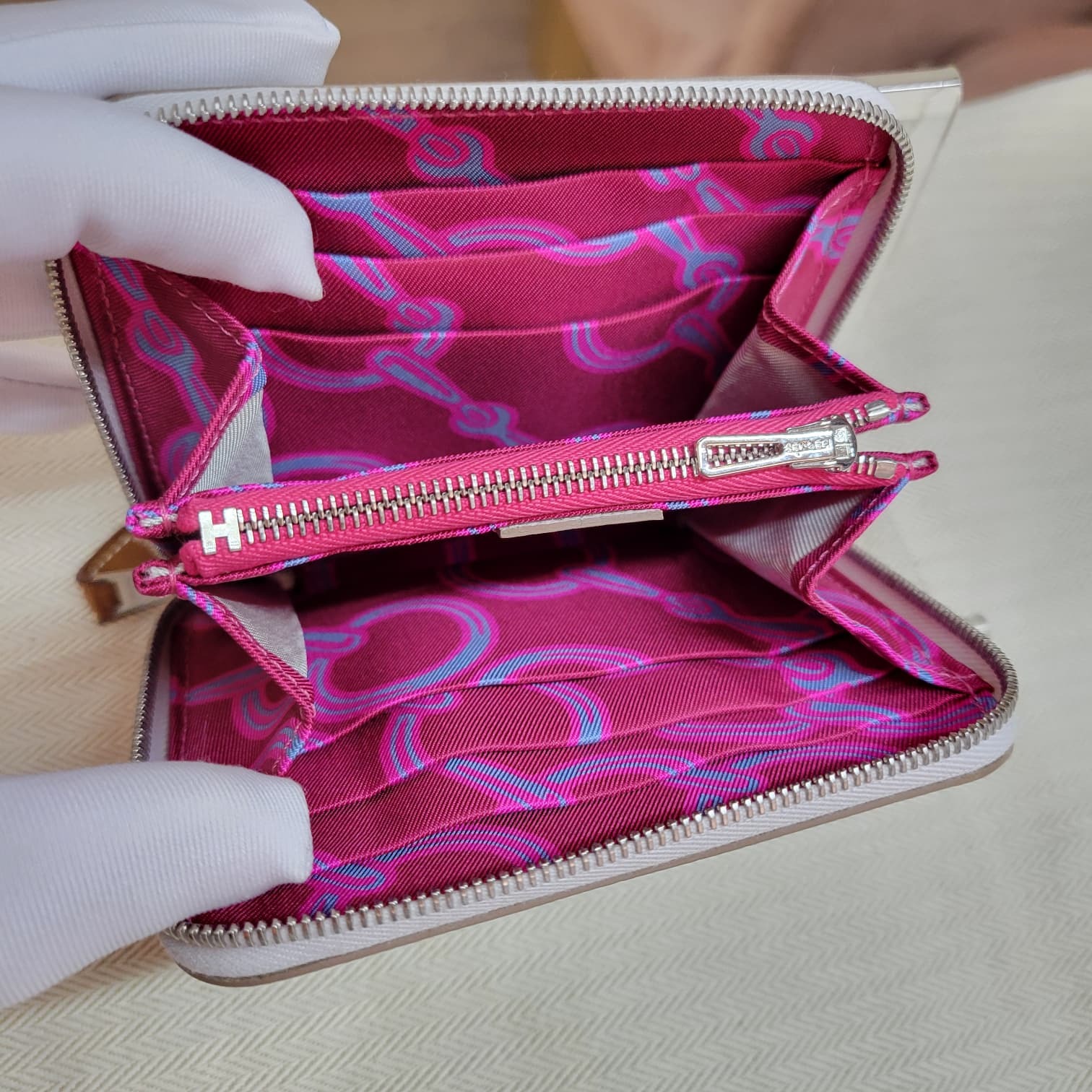 Hermes silk in compact 短錢包Gris pale/rubis