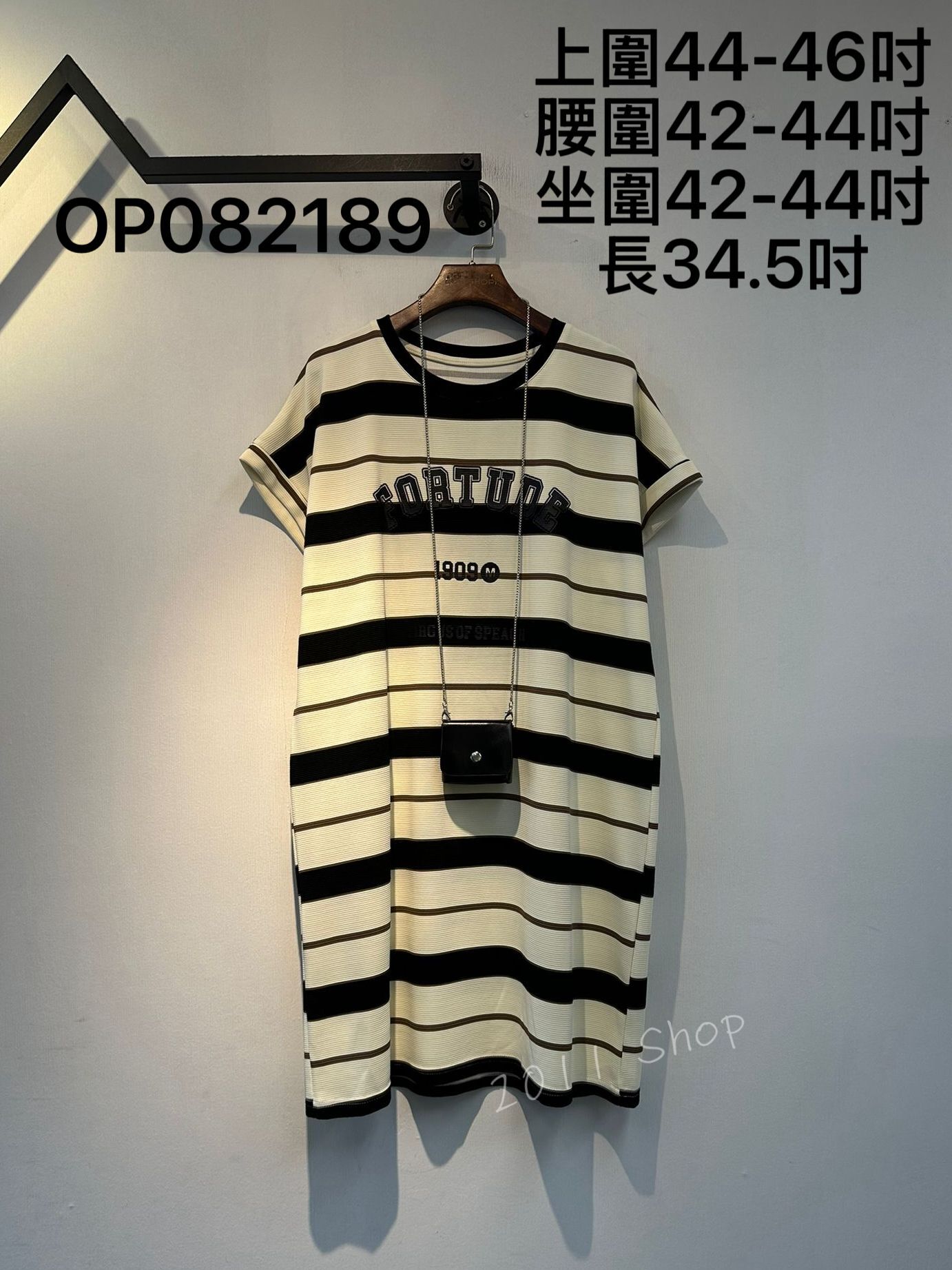 復古暗紋英文字印花T恤連小包包  上圍44-46吋 腰圍42-44吋 坐圍42-44吋 長34.5吋  OP082189