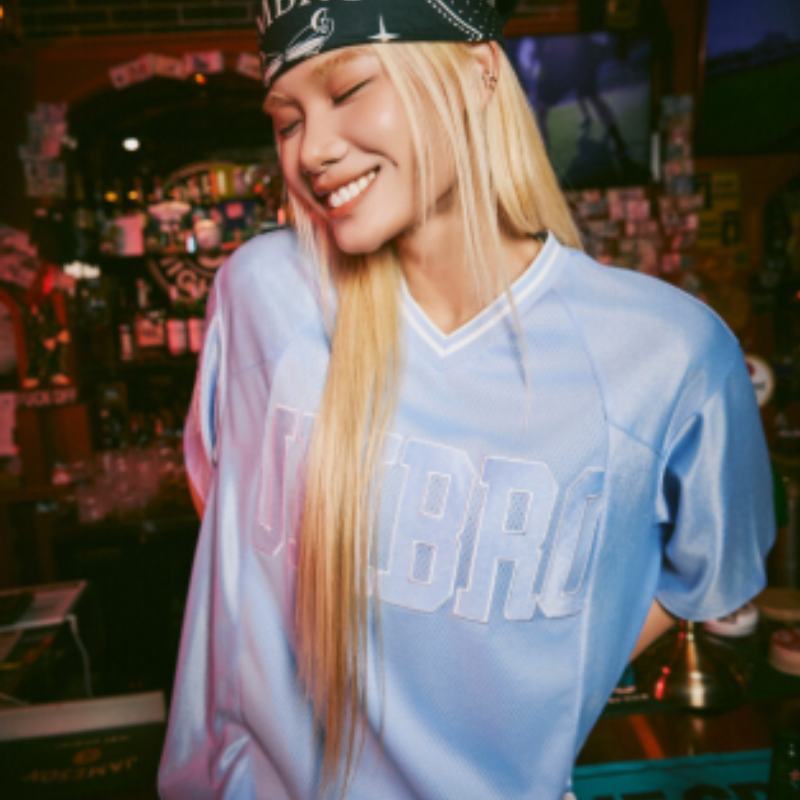 【代購】UMBRO Chant Mesh Women's Graphic Short Sleeve T-Shirt 女款網眼圖騰短袖T恤 足球風寬鬆上衣