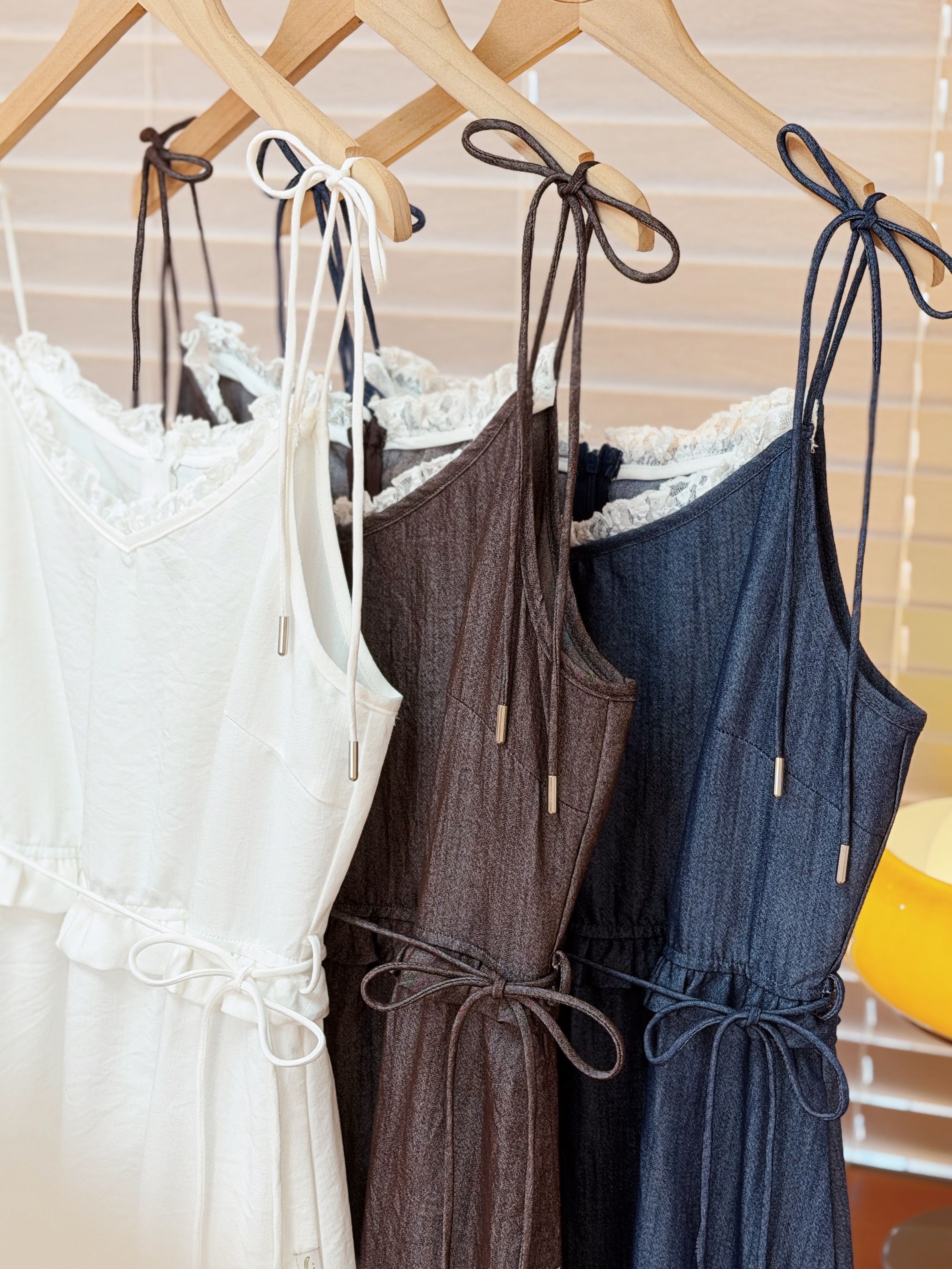 三色 / 蕾絲小V領竹節棉連身裙 / Lace-Trim Slub Cotton Cami Dress