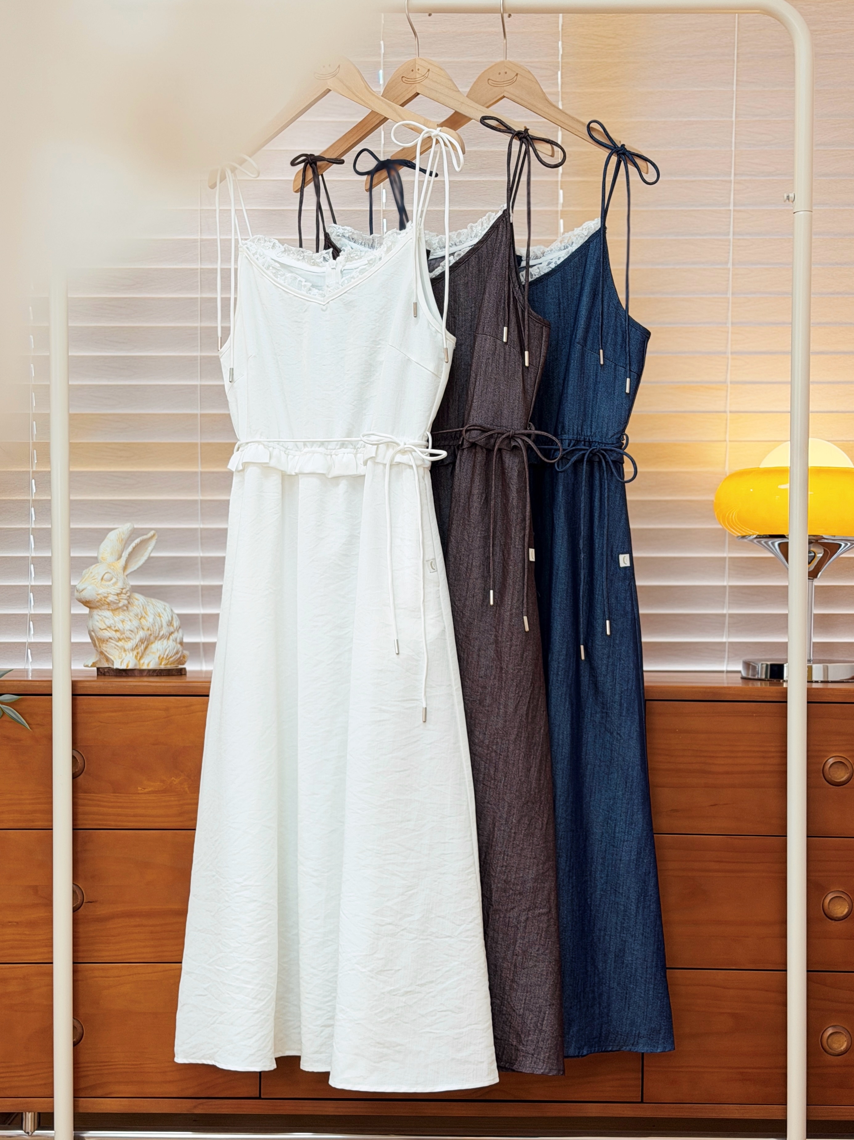三色 / 蕾絲小V領竹節棉連身裙 / Lace-Trim Slub Cotton Cami Dress