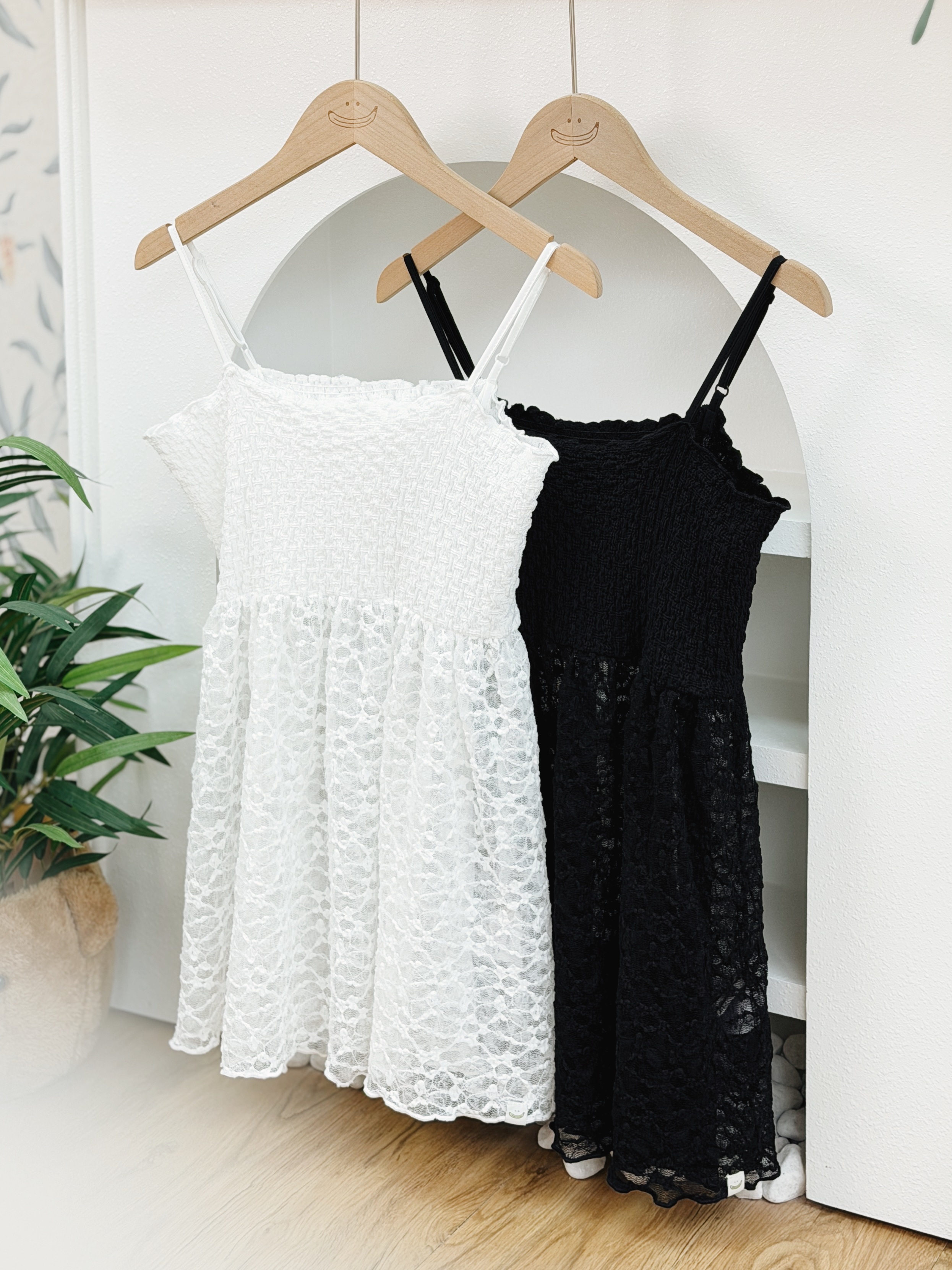 兩色 / 雲朵肌理感蕾絲拼接馬甲 / Textured Lace Patchwork Cami Top