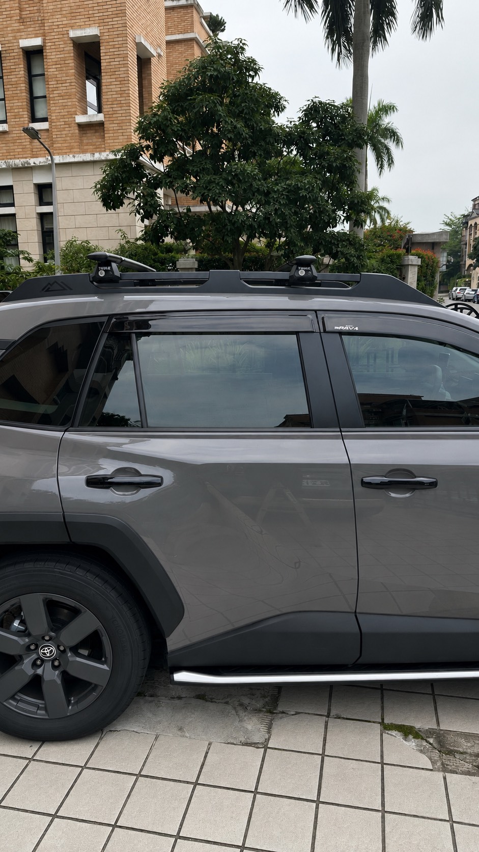 Toyota 6代 RAV4 AD- THULE 7104車頂架 -車頂橫桿-實車安裝-unrv.台灣專業安裝