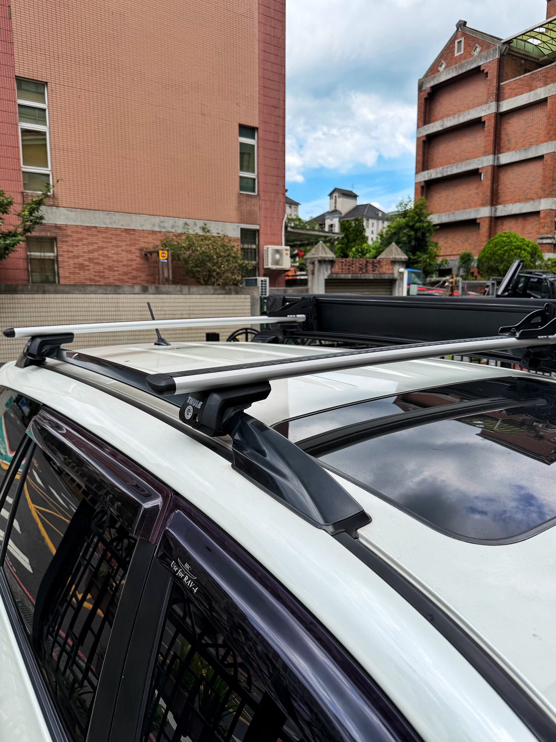Toyota RAV4 -THULE 7104 車頂架 實車安裝-unrv.台灣專業安裝