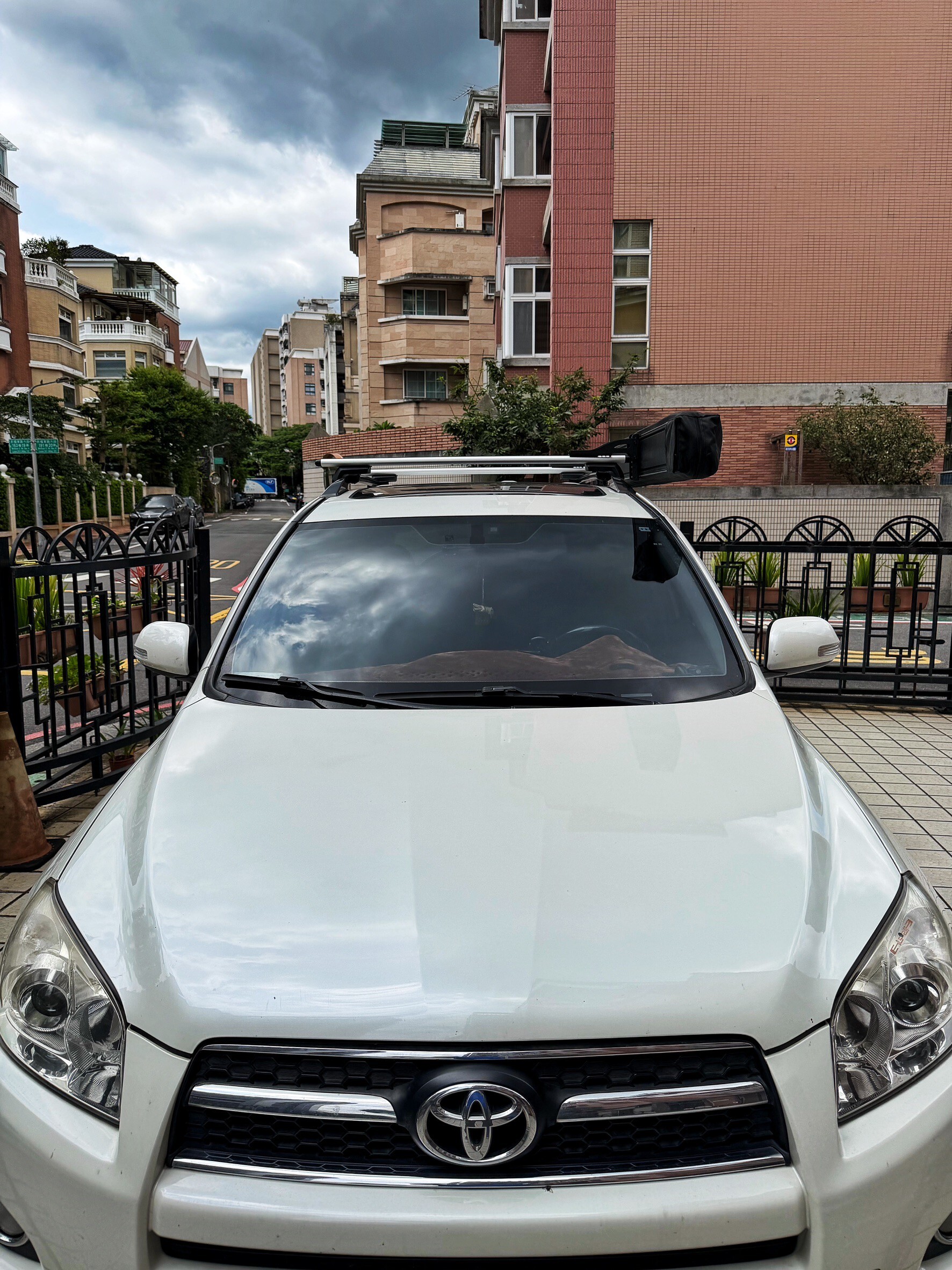 Toyota RAV4 -THULE 7104 車頂架 實車安裝-unrv.台灣專業安裝
