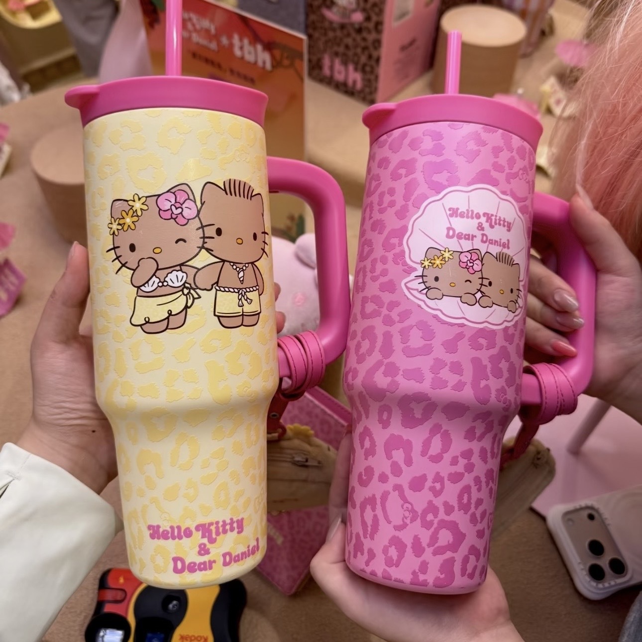 SANRIO HELLO KITTY x TBH 夏日冒險島 不鏽鋼 吸管保溫杯 900ML 凱蒂貓