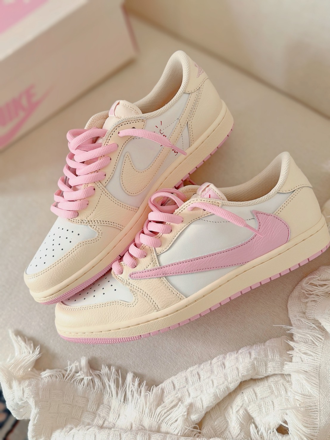 TRAVIS SCOTT X AIR JORDAN 1 LOW OG ''MUSLIN AND SHY PINK'' 奶油粉 倒勾 男鞋