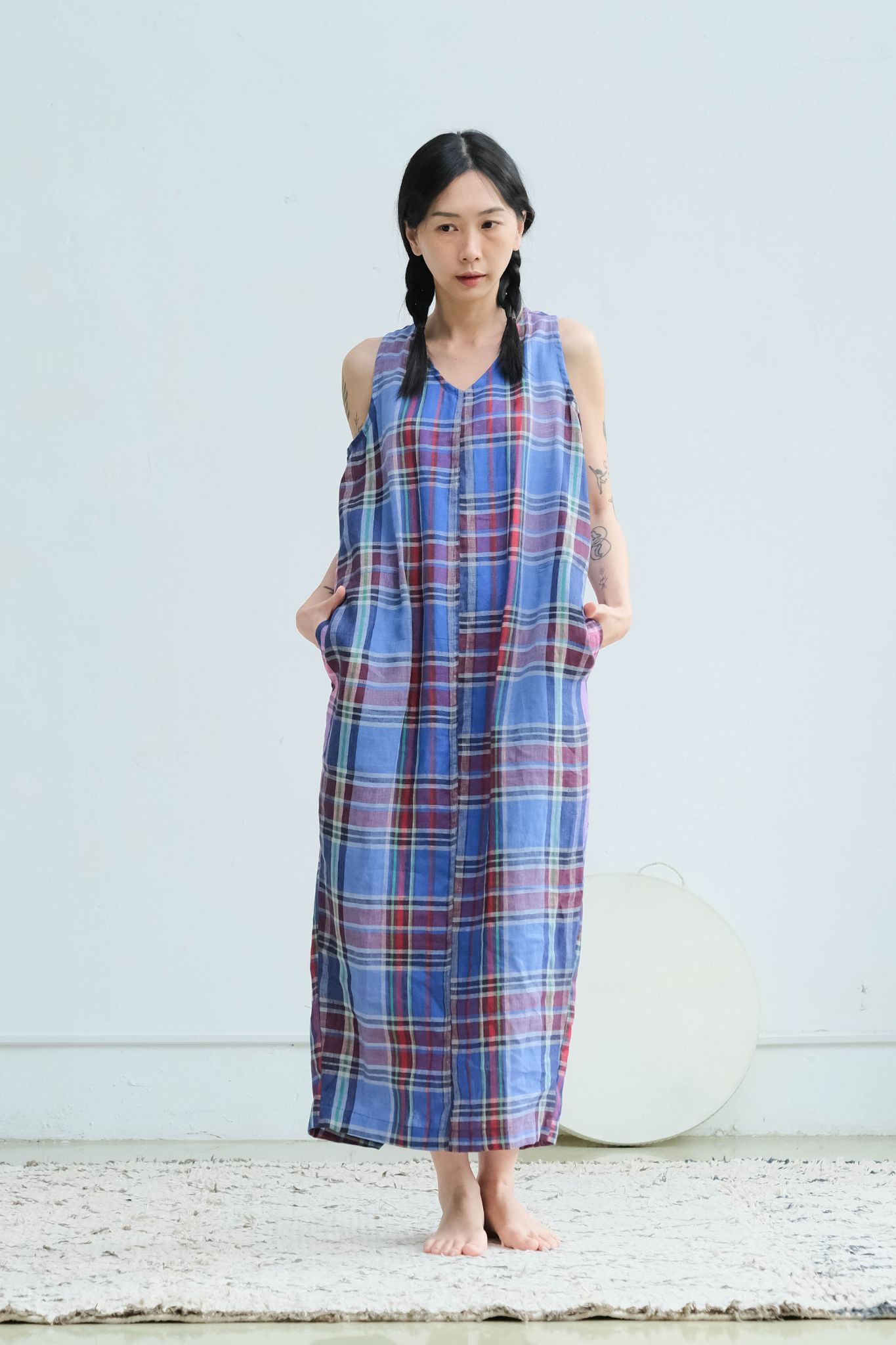 後交疊開衩V領洋裝 / 手織亞麻 藍紫格紋