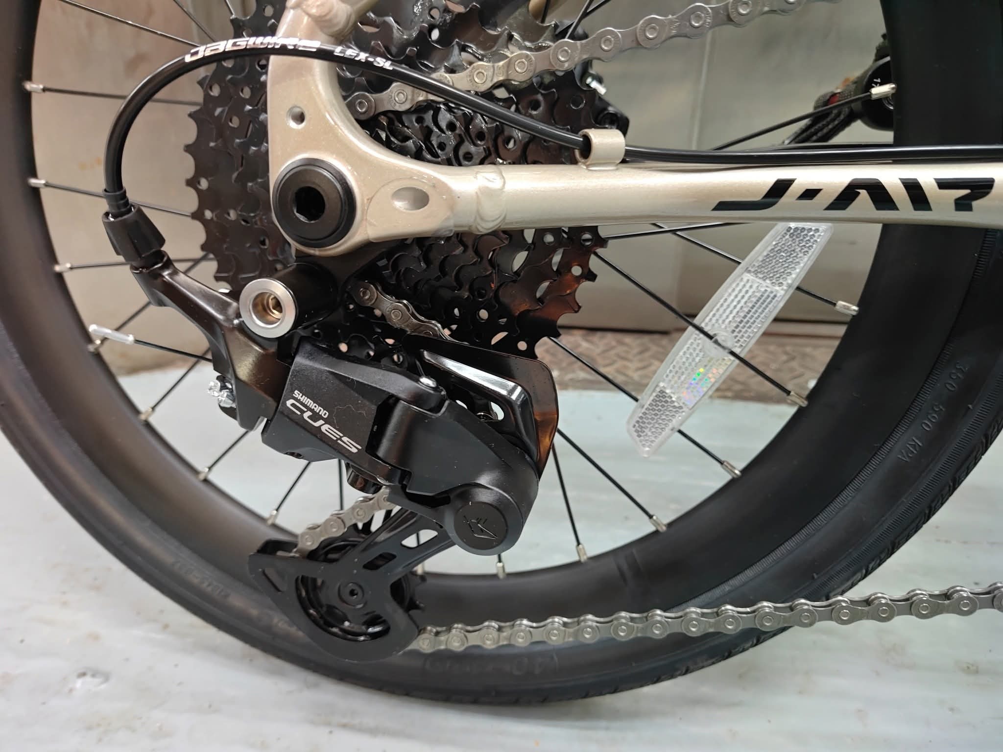 Shimano CUES 9速後變速細節特寫.jpg