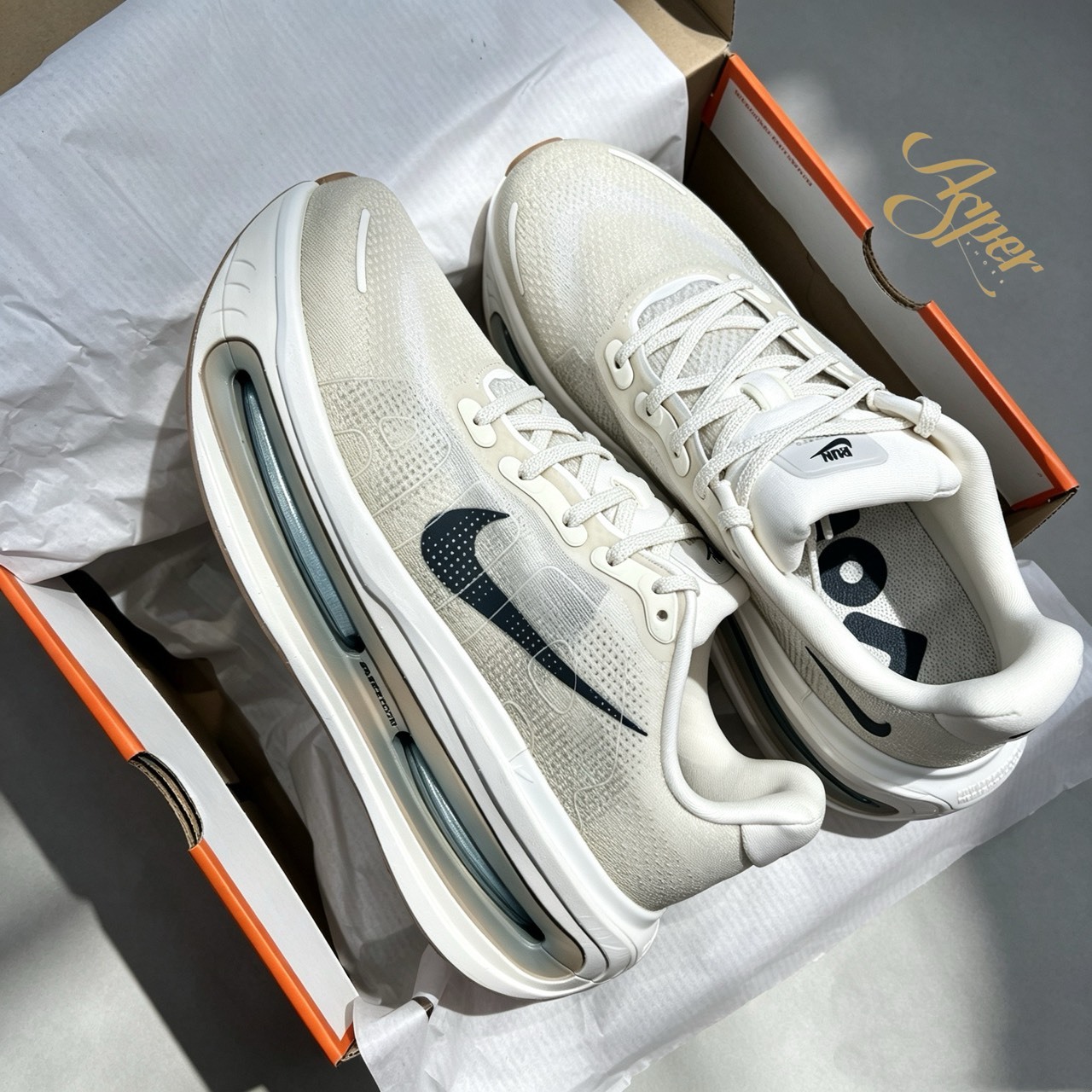 【官網限定】Nike Vomero Premium 奶茶 厚底氣墊慢跑鞋 男 HQ2050-106 VI