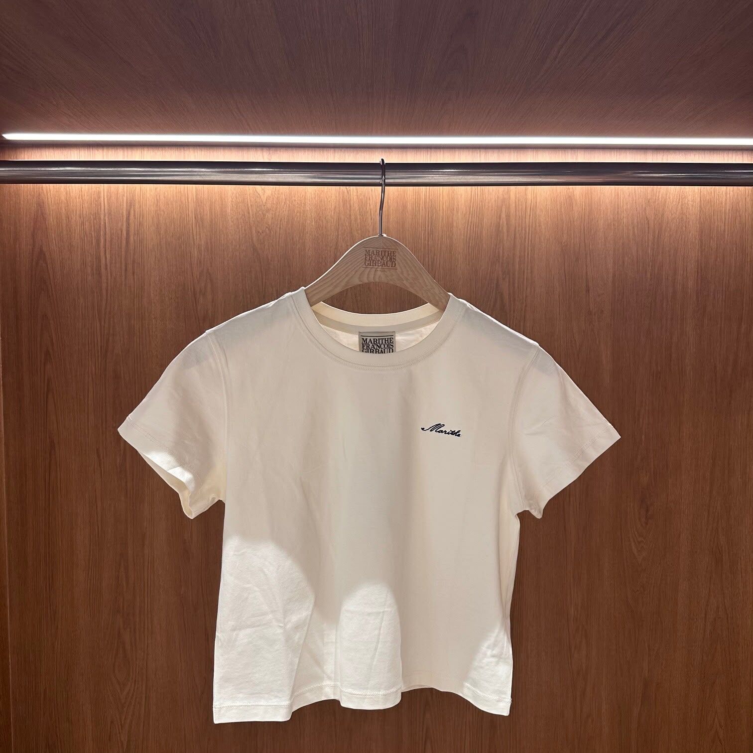 MARITHE FRANCOIS GIRBAUD (MFG)｜女生版 MFG46UTS123  W SMALL LETTERING SLIM CROP TEE [2 colors]