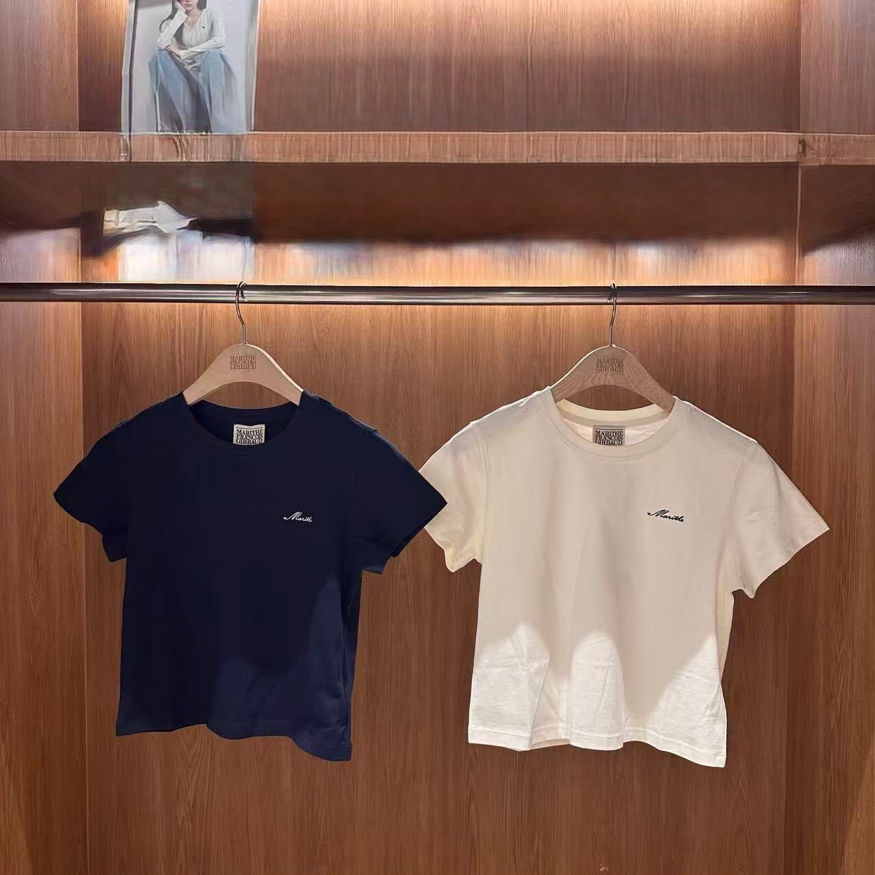 MARITHE FRANCOIS GIRBAUD (MFG)｜女生版 MFG46UTS123  W SMALL LETTERING SLIM CROP TEE [2 colors]