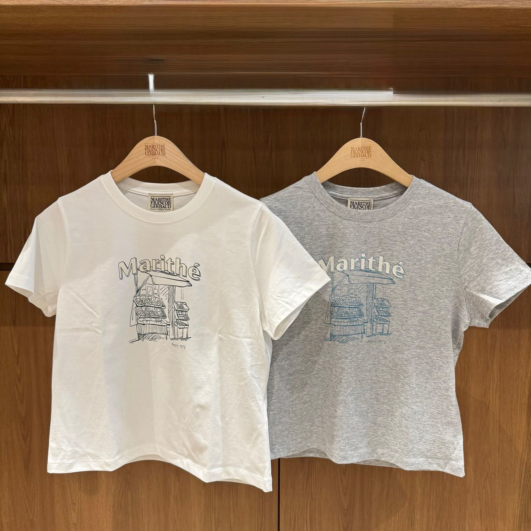 MARITHE FRANCOIS GIRBAUD (MFG)｜女生版 MFG46UTS119 [REGEN] W FRENCH FRUIT SHOP GRAPHIC TEE [2 colors]