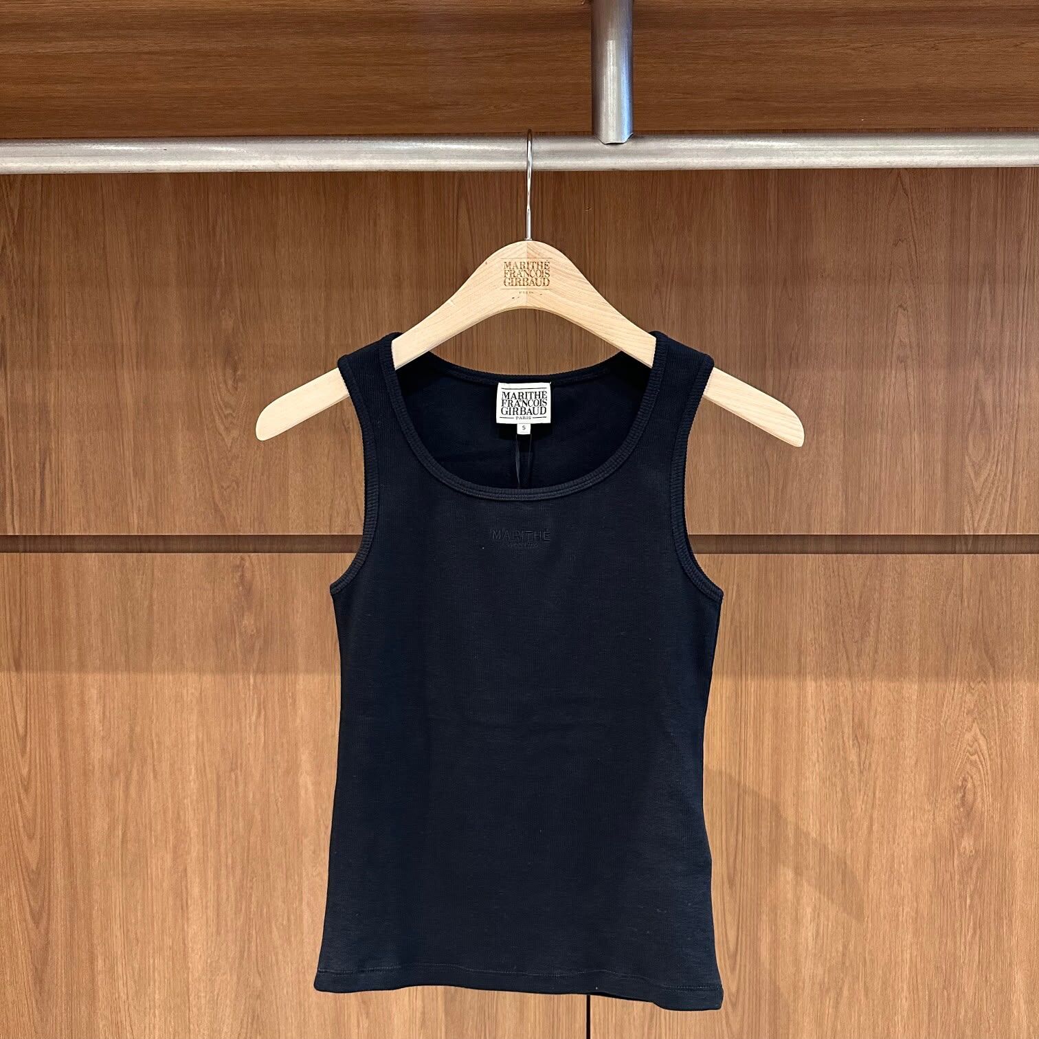 MARITHE FRANCOIS GIRBAUD (MFG)｜女生版 MFG46USV105 W REGULAR LOGO SLEEVELESS [3 colors]