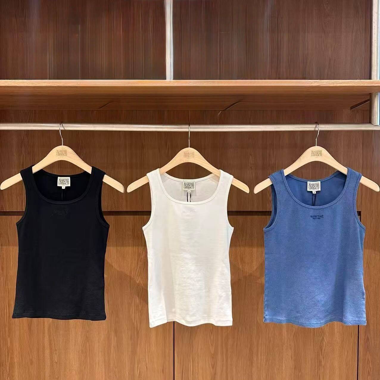MARITHE FRANCOIS GIRBAUD (MFG)｜女生版 MFG46USV105 W REGULAR LOGO SLEEVELESS [3 colors]
