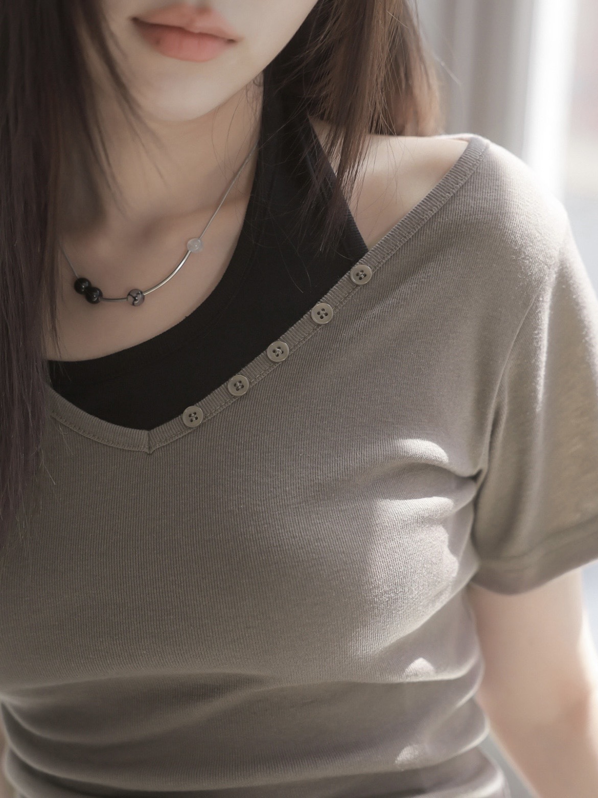 【網站預訂優惠】Button and V-neck Top