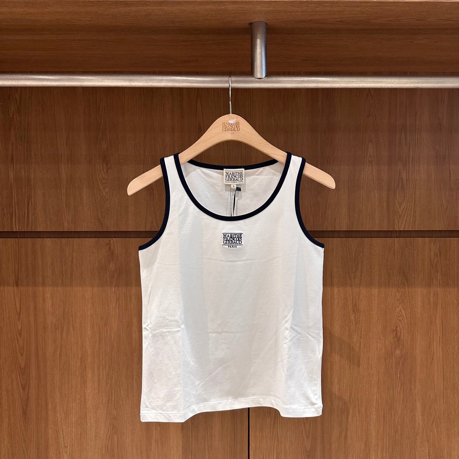 MARITHE FRANCOIS GIRBAUD (MFG)｜女生版 MFG46USV101 W SMALL CLASSIC LOGO SLEEVELESS [3 colors]