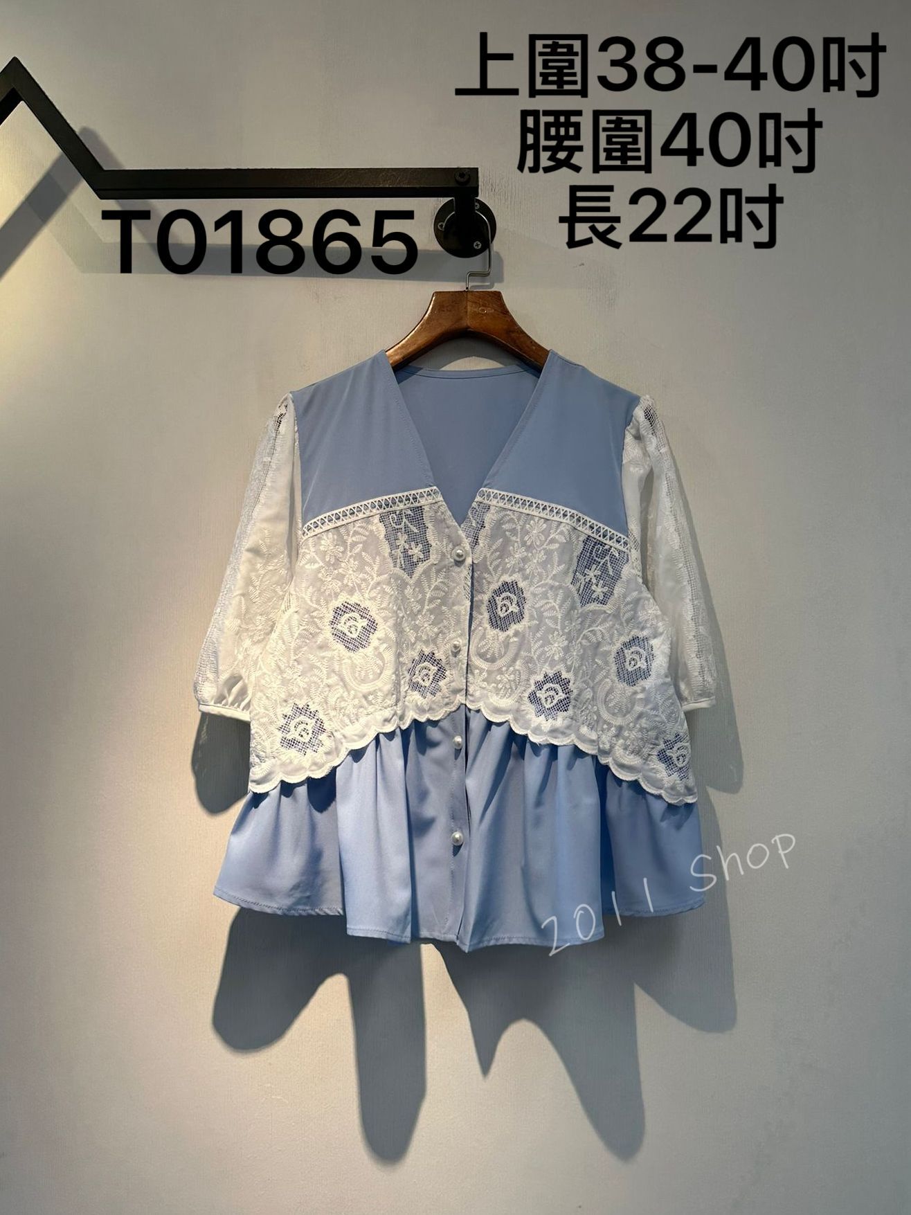 鏤空刺繡花紋珍珠鈕扣TOP  上圍38-40吋 腰圍40吋 長22吋  T01865