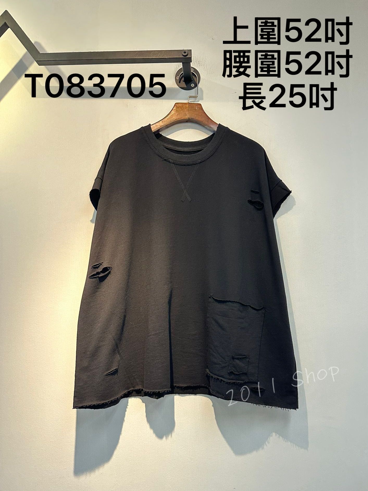 圓領破洞卷卷邊前口袋寬鬆TOP  上圍52吋 腰圍52吋 長25吋  T083705
