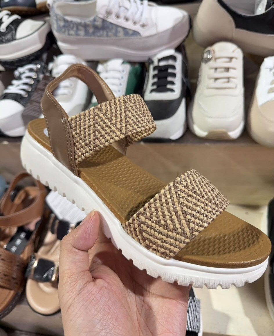 KL03 偏小 Size : 225~250 $439  韓國制