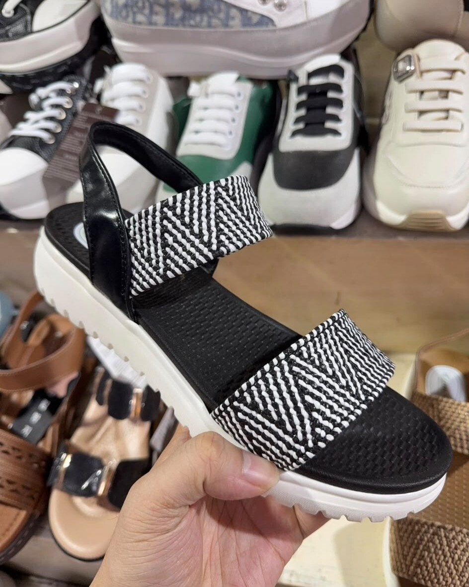 KL03 偏小 Size : 225~250 $439  韓國制