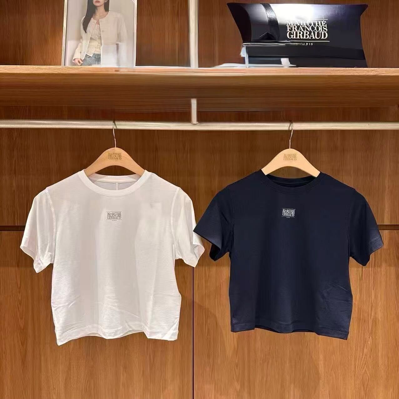 MARITHE FRANCOIS GIRBAUD (MFG)｜女生版 MFG46UTS318 MARITHE SPORT W CLASSIC LOGO CROP TEE [2 colors]