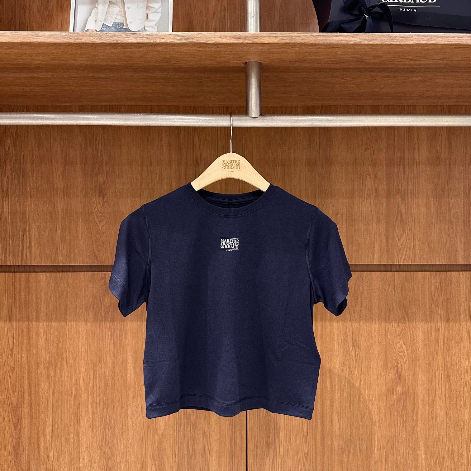 MARITHE FRANCOIS GIRBAUD (MFG)｜女生版 MFG46UTS318 MARITHE SPORT W CLASSIC LOGO CROP TEE [2 colors]