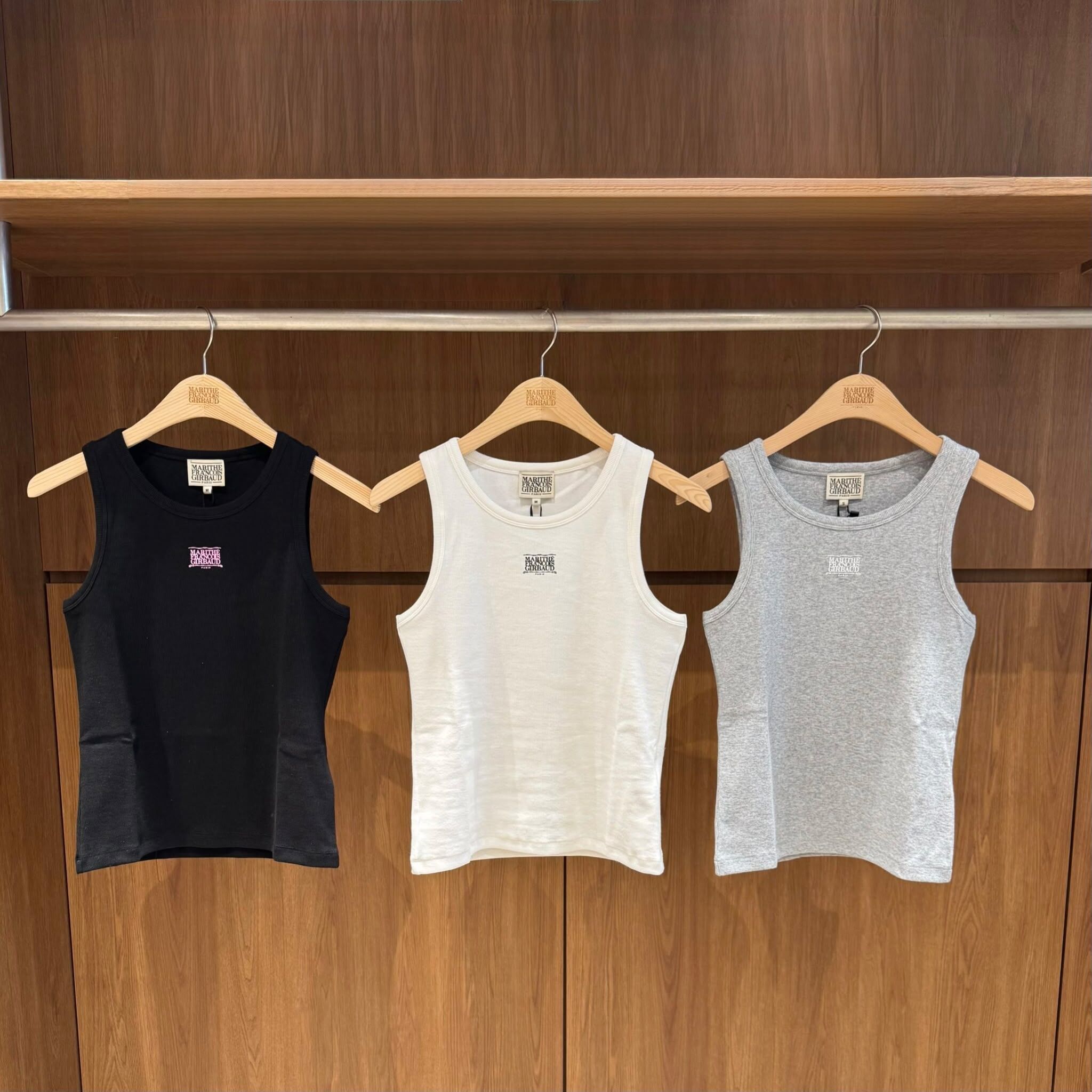 MARITHE FRANCOIS GIRBAUD (MFG)｜女生版 MFG46USV102 W RIBBON CLASSIC LOGO SLEEVELESS [3 colors]