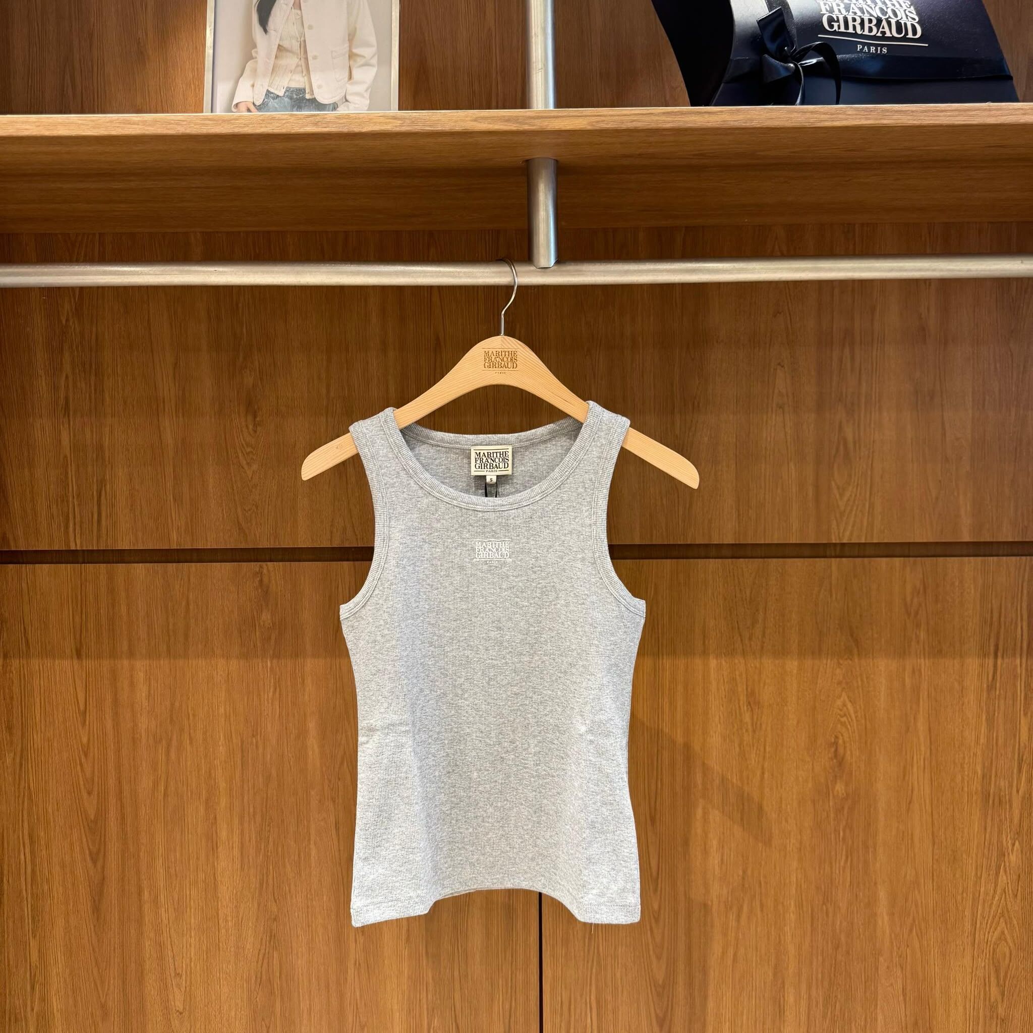 MARITHE FRANCOIS GIRBAUD (MFG)｜女生版 MFG46USV102 W RIBBON CLASSIC LOGO SLEEVELESS [3 colors]