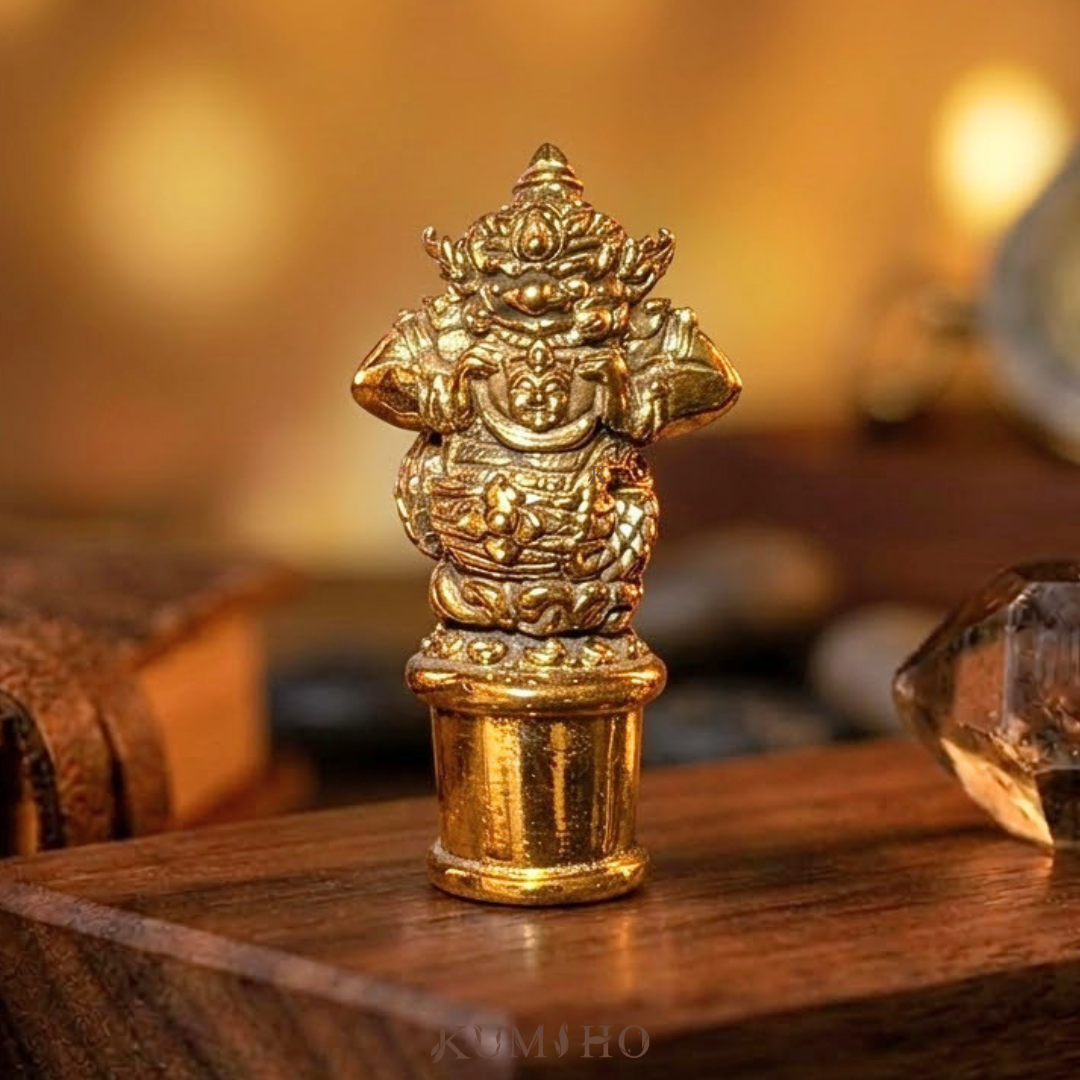 布阿寬寺是三級皇家寺院,寺內設有專門的拉胡供奉區和化解拉胡儀式。拉胡天神不是陰牌,祂是已獲佛陀授記的未來佛「那羅陀佛」,黑色來自星曜本性,不是陰性力量。