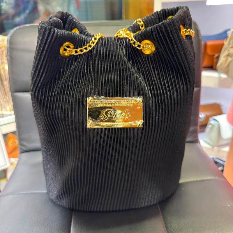 0625HB18-THAILAND-HANDBAGS-時尚豎紋百褶水桶袋-黑色（A18）
