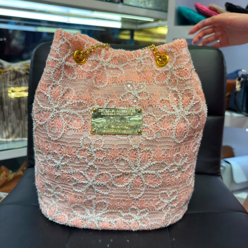 0625HB25-THAILAND-HANDBAGS-鏤空花型蕾絲紋水桶袋-蝦肉粉（A25）