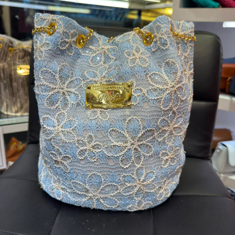 0625HB26-THAILAND-HANDBAGS-鏤空花型蕾絲紋水桶袋-天空藍（A26）