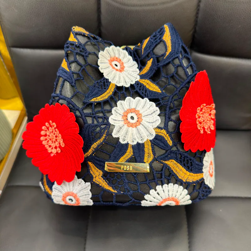 0625HB34-THAILAND-HANDBAGS-軍藍色立體花刺繡水桶袋（A34）