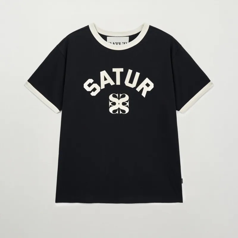BT001 SATUR 拱形Logo撞色滾邊T恤 黑色