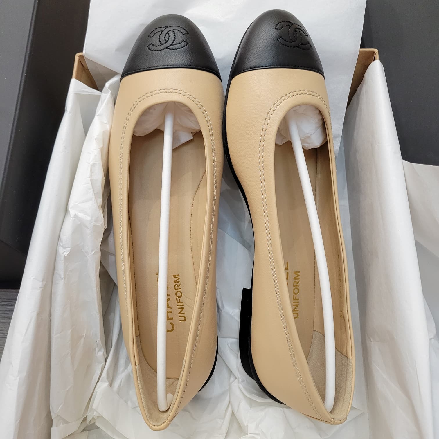 CHANEL UNIFORM BALLET FLATS BEIGE/BLACK